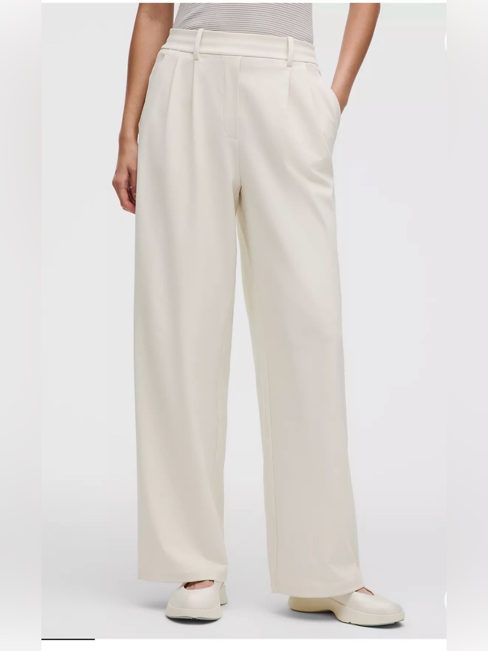 Lululemon Daydrift High-Rise Trouser short 
Color Light Ivory (LTIV)
Size small